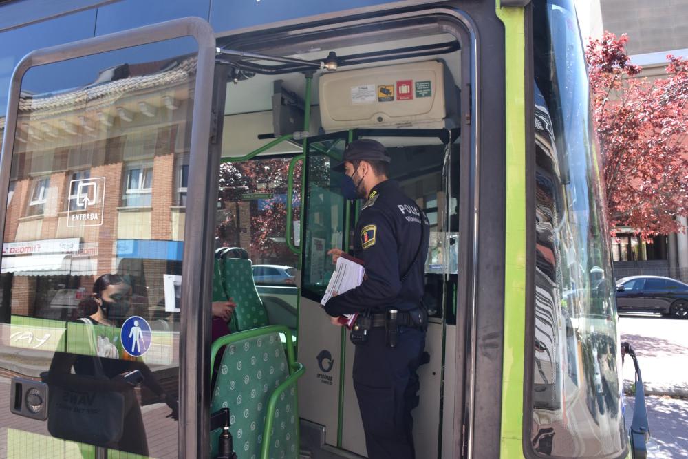 La Policía Local realizan controles en el transporte público para comprobar el cumplimiento de las medidas establecidas por el cierre perimetral