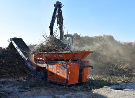 Villaviciosa de Odón tritura los restos de poda que se transformarán en biomasa para producir energía renovable
