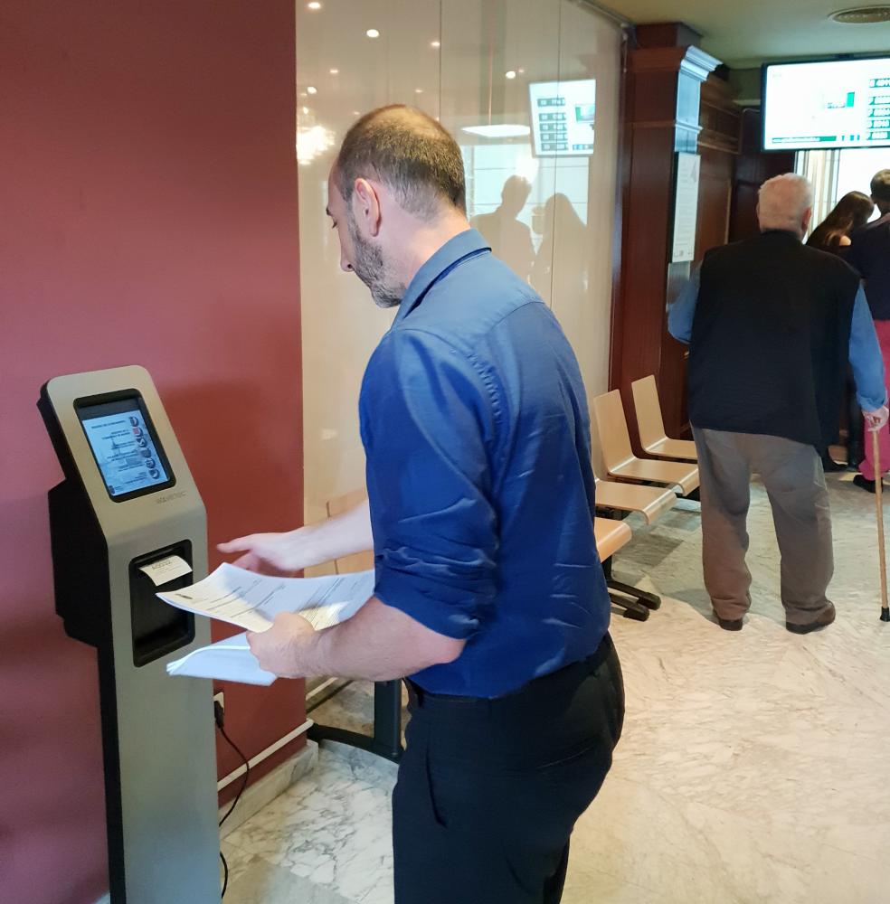  Imagen El Ayuntamiento instala el sistema de gestión de turnos en el edificio principal de la Plaza de la Constitución