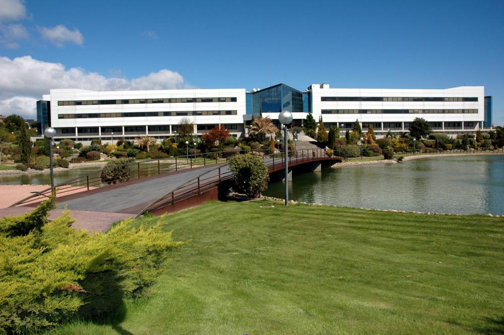 Convocatoria para la adjudicación de becas de estudios en la Universidad Europea para el curso 2025-2026