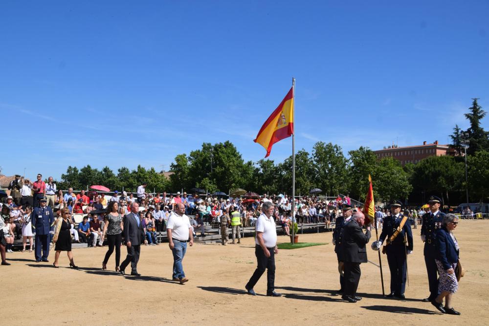  Imagen La emoción fue la nota predominante en el acto de jura ante la bandera de España de más de cuatrocientos civiles este domingo