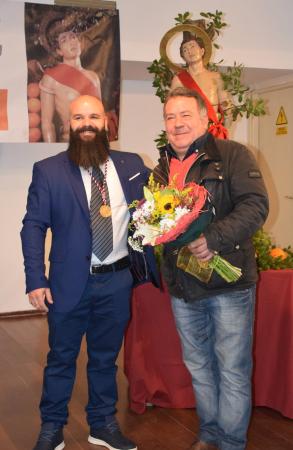 Insignia de oro a Alberto Rodríguez Madrid