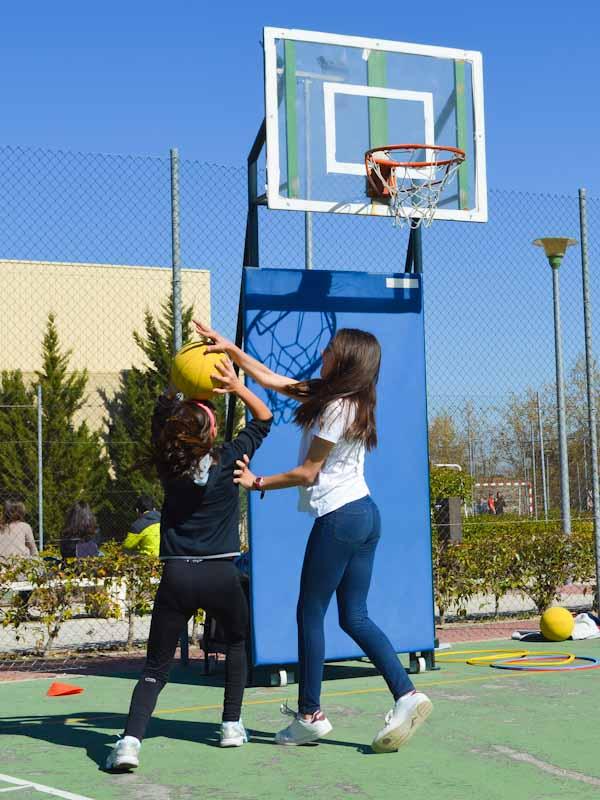  Imagen Casi 600 niños y niñas de Villaviciosa aprenden baloncesto en el Día del Minibasket
