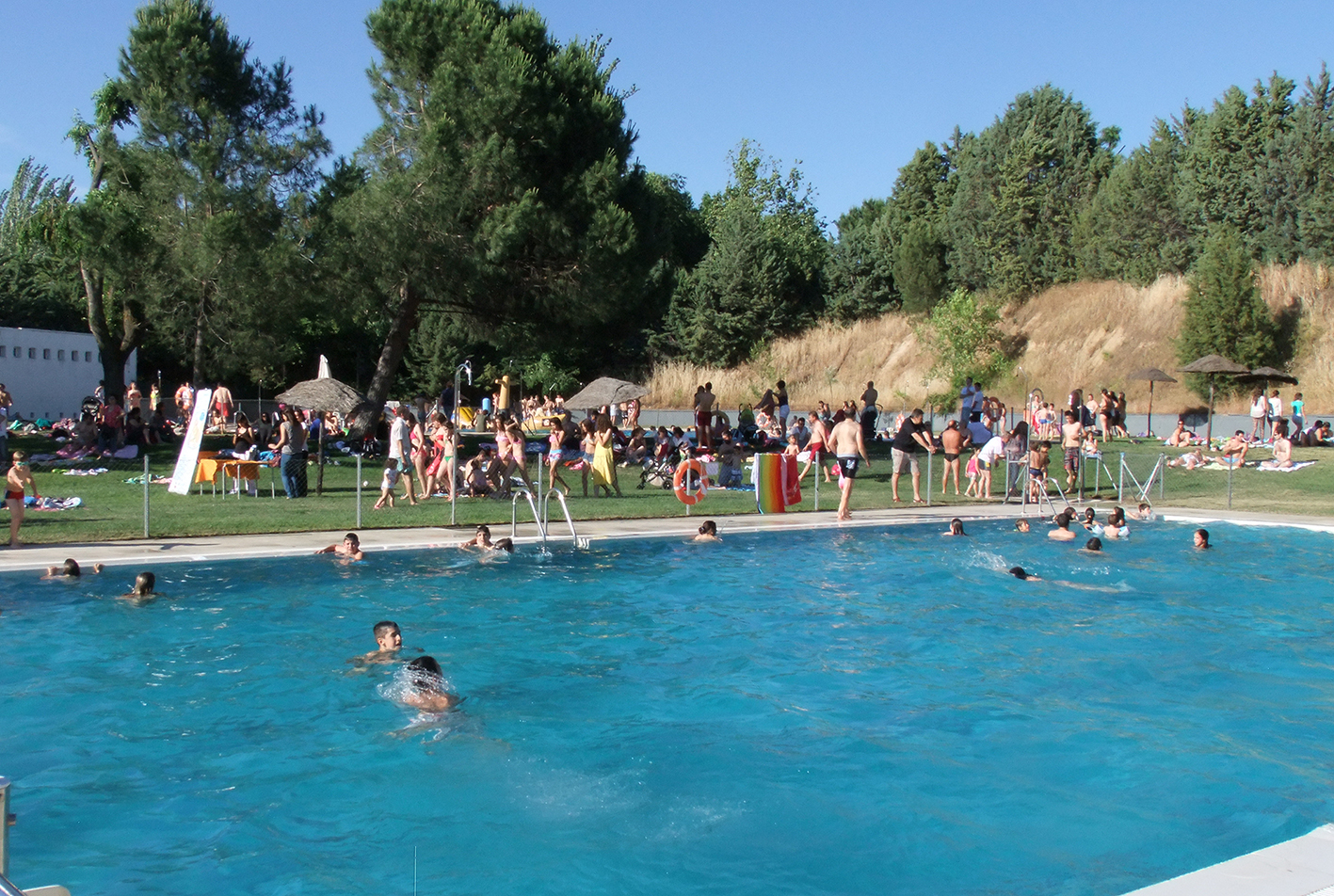 Apertura de las piscinas del Complejo Acuático Municipal Hispaocio