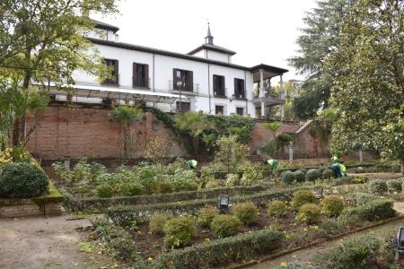 Prosiguen a buen ritmo los trabajos de recuperación y acondicionamiento de los jardines del Palacio de Godoy