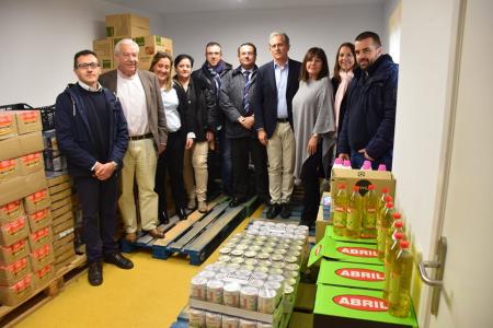 Las Hermandades, un año más, muestran su solidaridad con la donación de productos no perecederos al Centro Municipal de Alimentos
