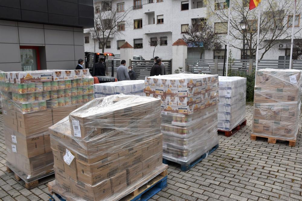  Imagen Servicios Sociales realiza el reparto habitual de productos no perecederos a las familias incluidas en el programa de intervención y de menores beneficiaros de las becas de comedor