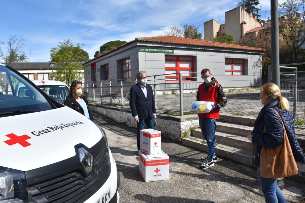 Imagen El Ayuntamiento de Villaviciosa de Odón y Cruz Roja colaboran en el reparto de kits de higiene entre las familias más desfavorecidas por la emergencia sanitaria