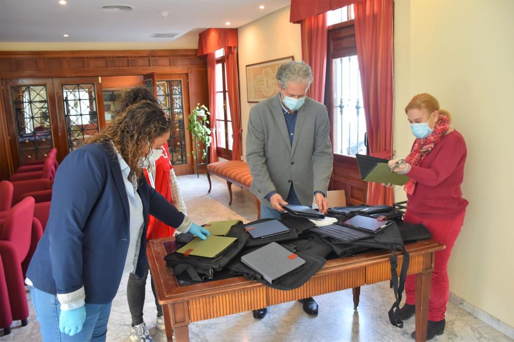  Imagen El Ayuntamiento de Villaviciosa de Odón y Cruz Roja entregan vales de productos frescos y tablets a las familias más desfavorecidas