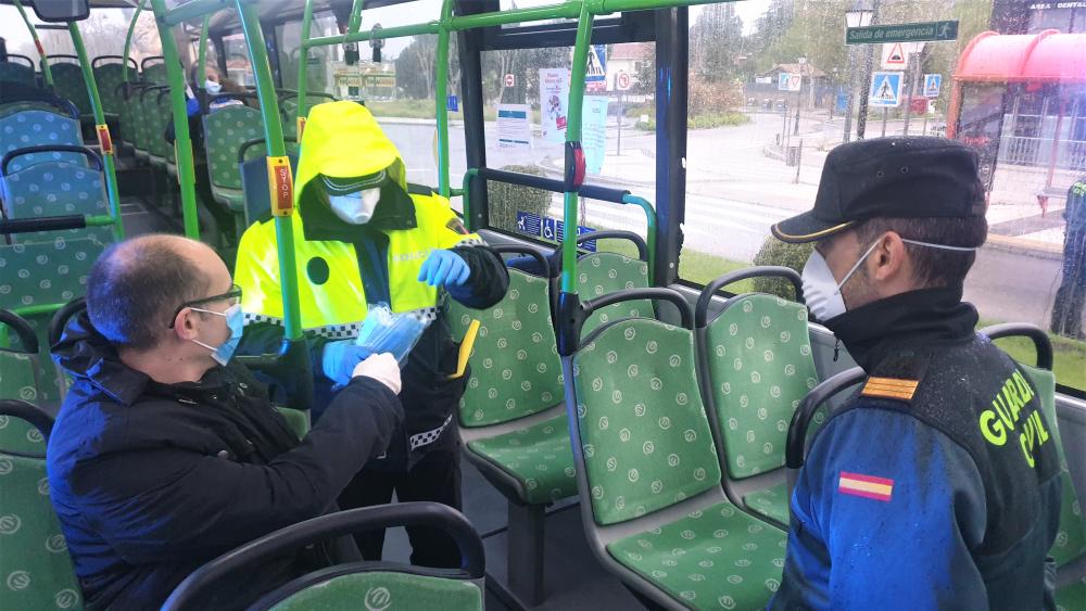  Imagen Los agentes de Policía Local y de Guardia Civil han comenzado con la entrega de mascarillas a los usuarios del transporte público