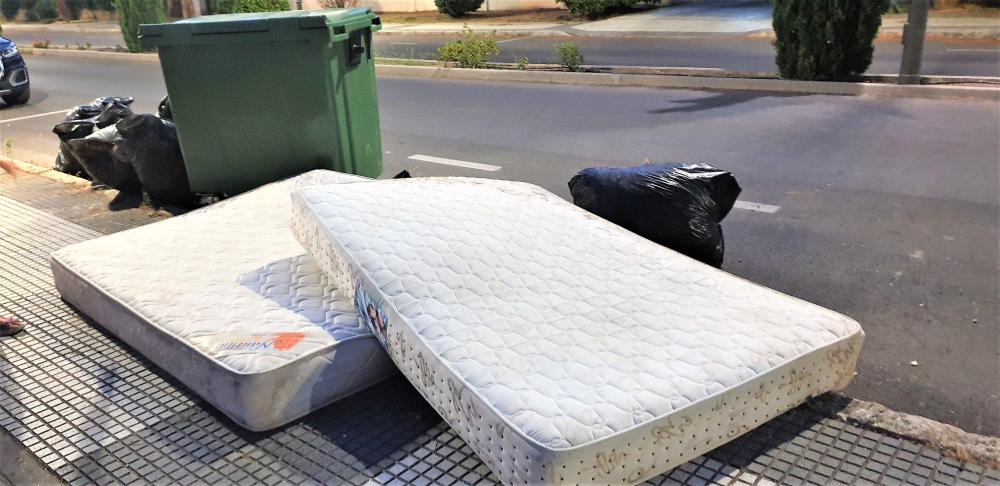  Imagen La proliferación de muebles y enseres abandonados junto a los contenedores hacen que el Ayuntamiento llame a la responsabilidad y civismo de los que tienen estas actitudes