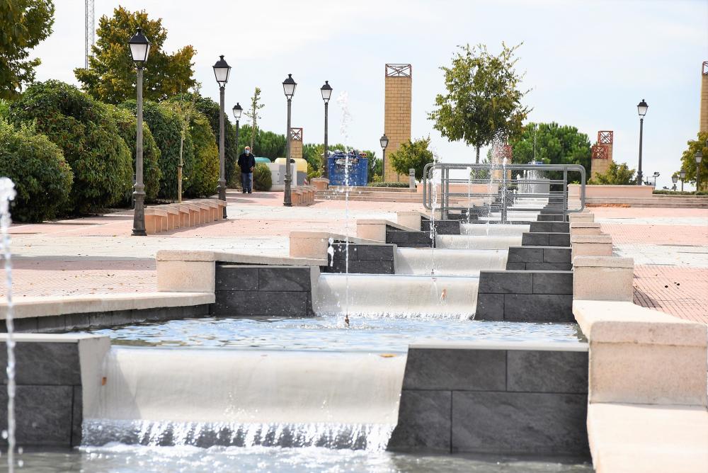  Imagen La fuente de la Avenida de la Concordia, conocida como la cascada, vuelve a funcionar más de una década después
