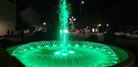 fuente iluminada verde
