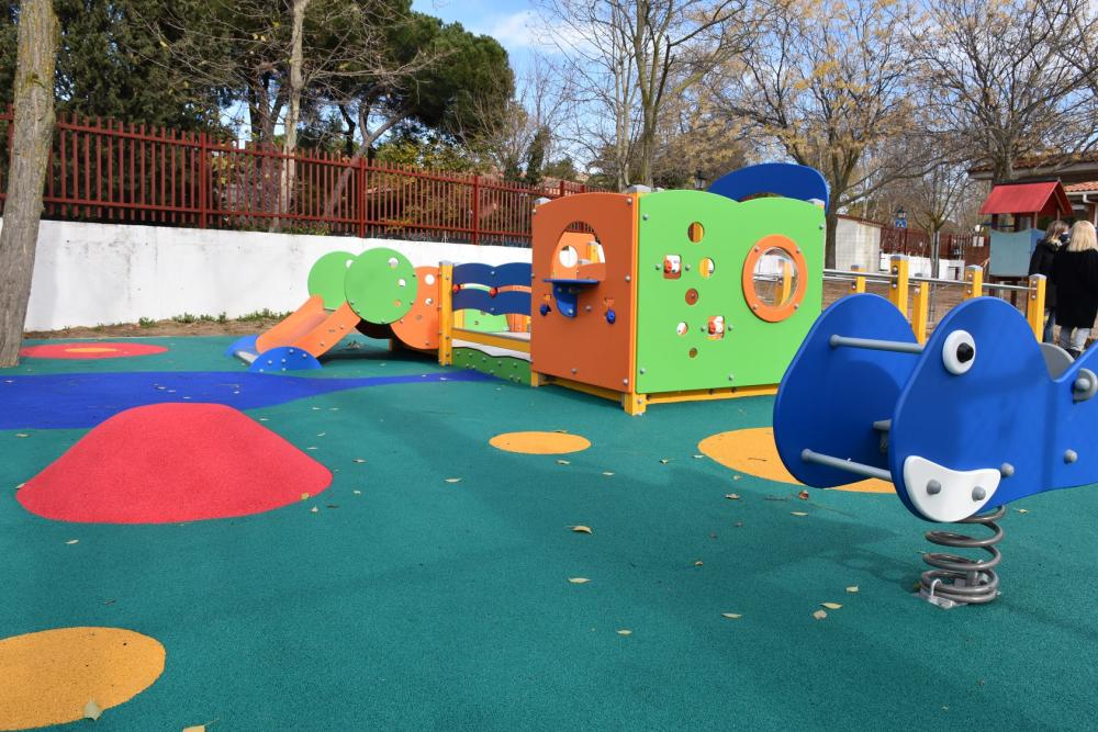  Imagen El colegio Hermanos García Noblejas ya dispone de la plataforma de juegos de integración instalada por el Ayuntamiento