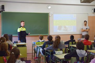  Imagen El Agente Tutor imparte charlas informativas sobre bullying y ciberbullying en el Instituto Calatalifa