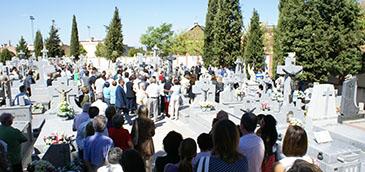  Imagen Emotiva y multitudinaria despedida a la ex alcaldesa de Villaviciosa, Nieves García, durante su entierro