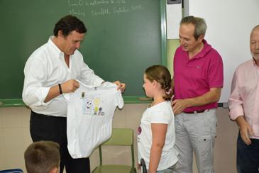  Imagen Nuestra joven vecina, Marta Prats, recibe la primera camiseta de las Fiestas Patronales Infantiles
