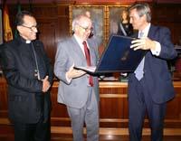  Imagen El párroco, Don Eladio López Yaben, nombrado Hijo Adoptivo de Villaviciosa en un emotivo y multitudinario acto