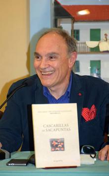  Imagen El autor local, Eduardo Velázquez González presentó su último libro ''Cascarillas de sacapuntas''