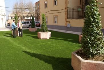  Imagen El barrio de Moratalla mejora su estética con la colocación de césped artificial y cinco jardineras