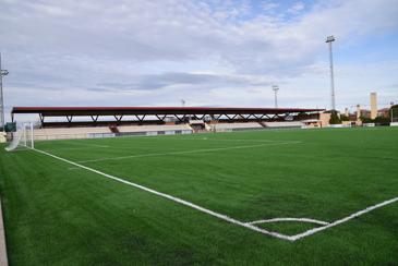 El campo de fútbol municipal Miguel Ángel Medrano estrena césped y nuevo sistema de riego