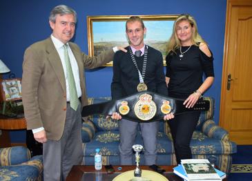  Imagen Jorge Ferrer, campeón del Mundo de kick boxing, recibe el reconocimiento institucional por su campeonato del Mundo de kick boxing
