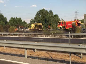  Imagen La rápida intervencion de bomberos, Policía local y Protección civil evitó que se propagará un incendio junto a El Monreal