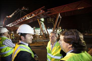  Imagen Espectacular instalación del vano central de la pasarela peatonal sobre la carretera M-856