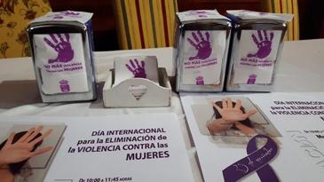 El lema, 'No más violencia contra las mujeres', en miles de servilletas repartidas en los establecimientos hosteleros de Villaviciosa