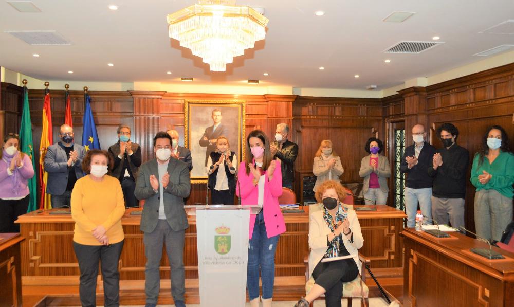  Imagen Dos vecinas del municipio leen la Declaración Institucional con motivo del Día Internacional de la Mujer