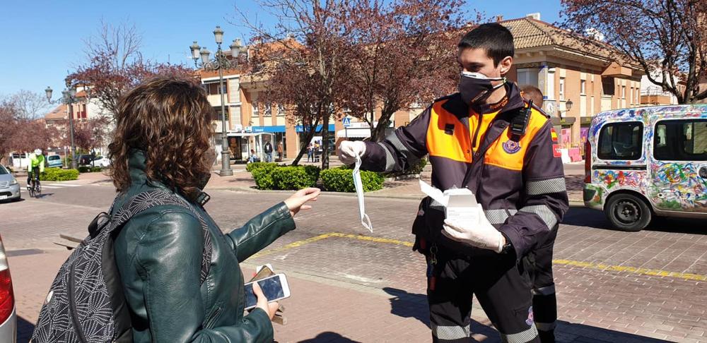  Imagen Los voluntarios de Protección Civil reparten mascarillas para concienciar sobre la obligatoriedad de su uso