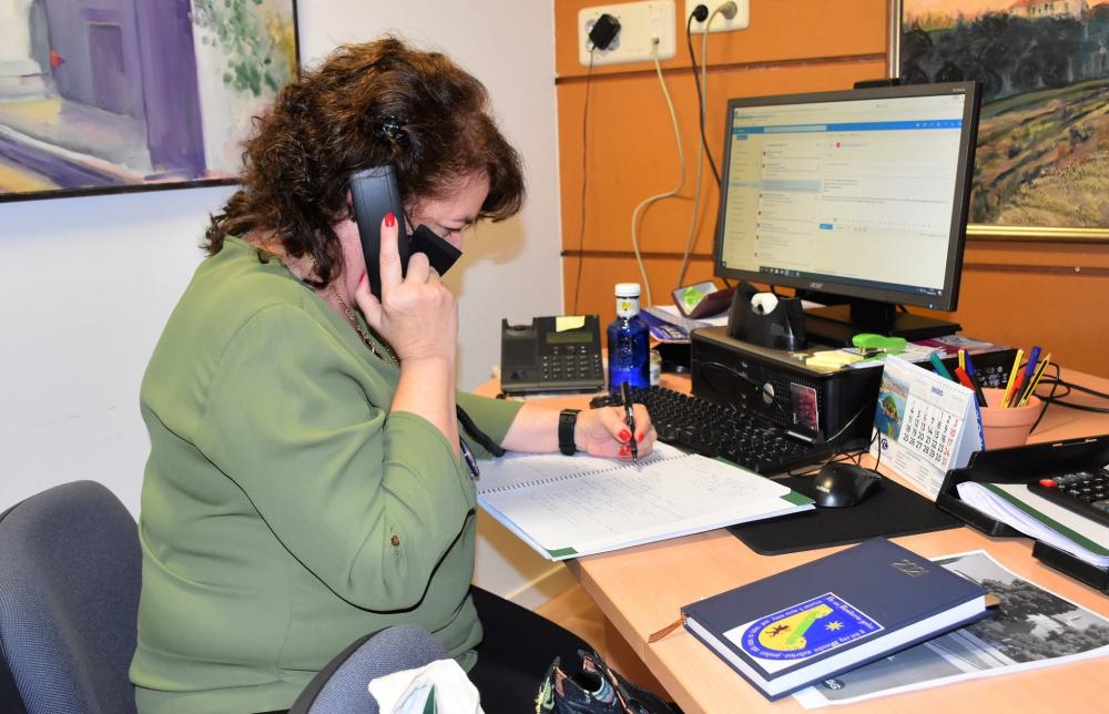 El equipo de Servicios Sociales realiza un seguimiento a través de llamadas telefónicas a todos los mayores de 75 años