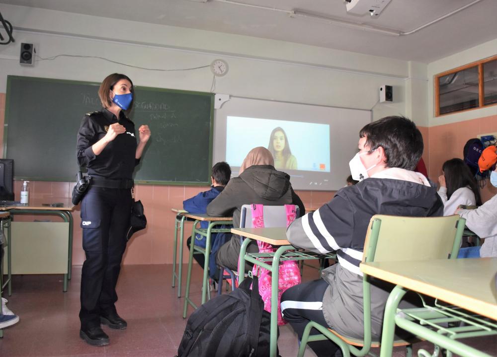  Imagen El Ayuntamiento imparte un taller de Ciberseguridad dirigido a escolares del instituto Calatalifa