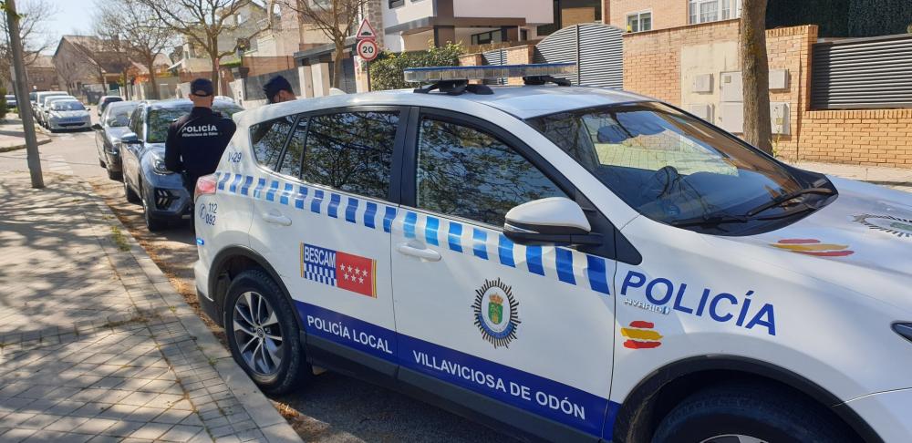  Imagen Agentes de la Policía Local y de la Guardia Civil realizan controles para cumplir con el cierre perimetral del municipio