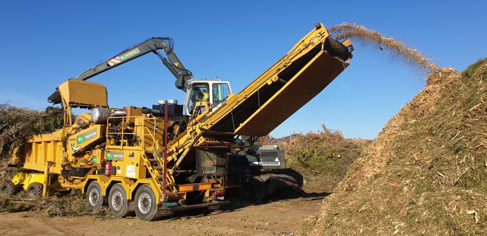  Imagen La máquina encargada de triturar las ramas y restos vegetales afectados por la tormenta Filomena ya está trabajando en El Vaíllo