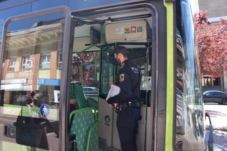 La Policía Local realizan controles en el transporte público para comprobar el cumplimiento de las medidas establecidas por el cierre...