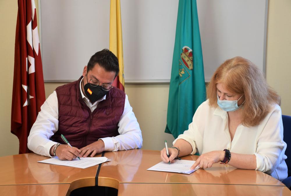  Imagen El alcalde y la Asociación Peludos Bienestar Animal firman el convenio para el control de colonias felinas