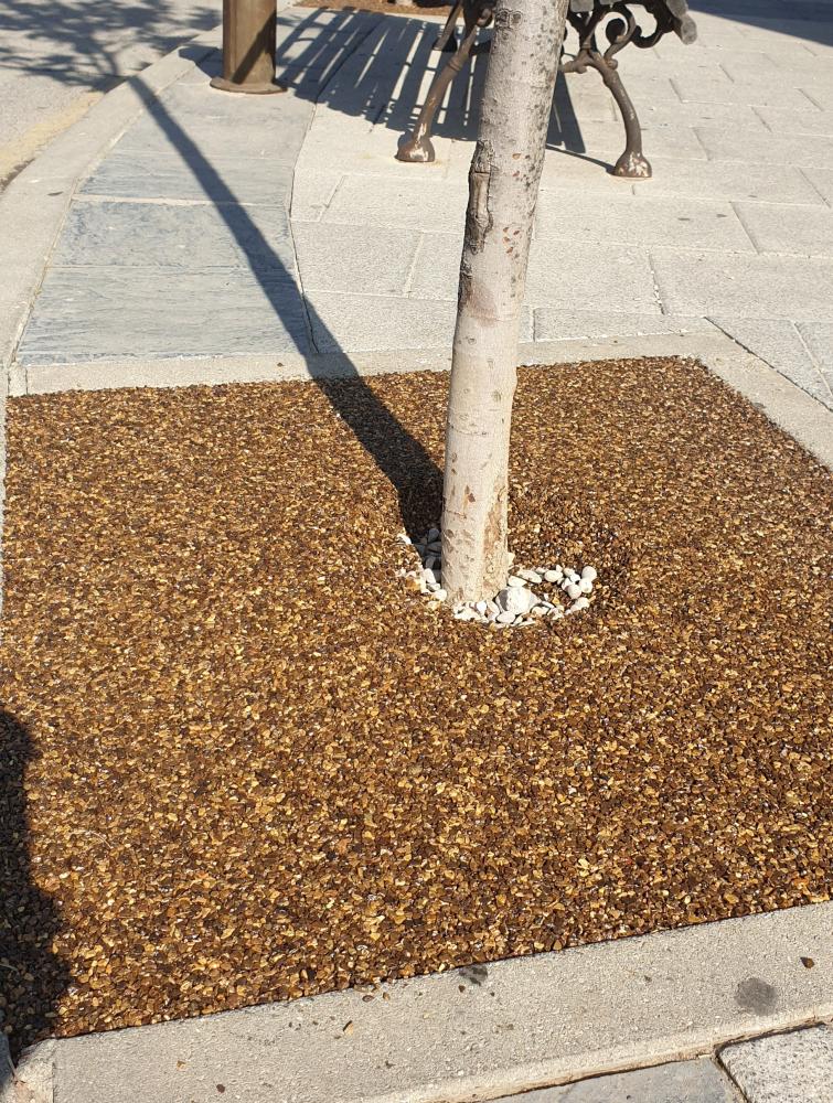  Imagen El Ayuntamiento instala en los alcorques del casco urbano pavimento que facilita el tránsito por las aceras