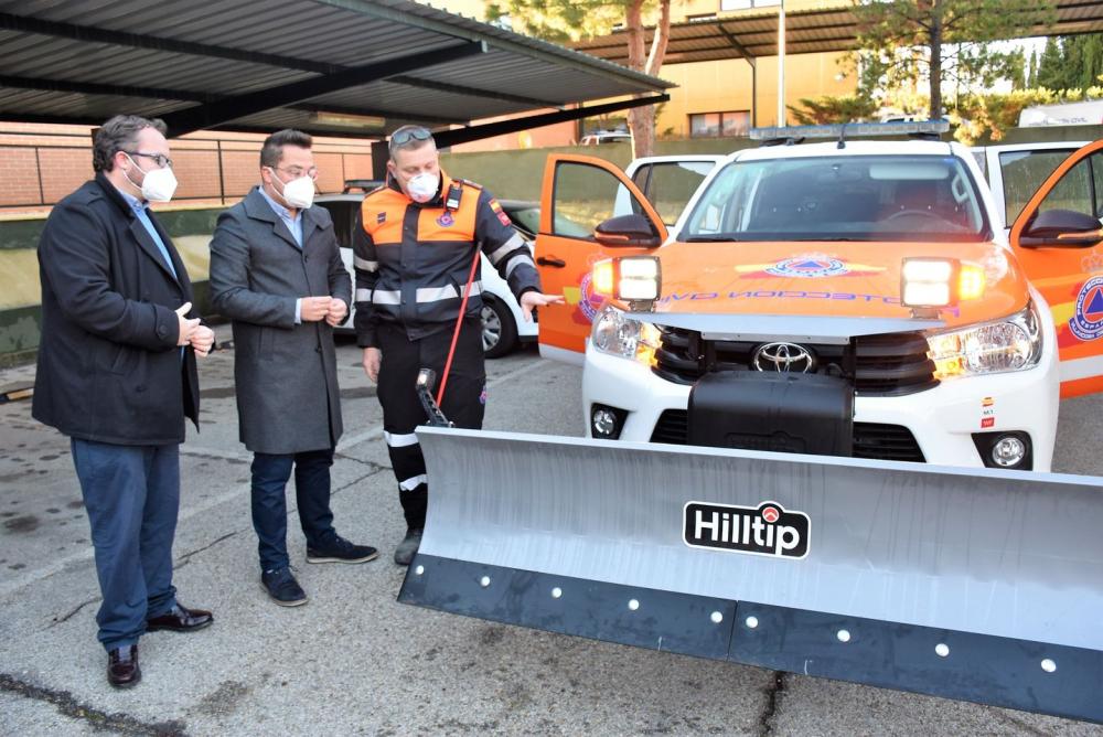  Imagen El Ayuntamiento de Villaviciosa de Odón dota a Protección Civil de un equipo para las nevadas compuesto por una pala y un esparcidor de sal acoplado a uno de sus vehículos