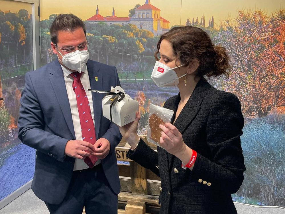  Imagen La presidenta de la Comunidad de Madrid visita el stand de Villaviciosa de Odón en Fitur