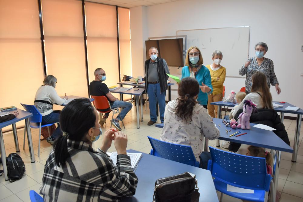 Los ciudadanos ucranianos acogidos en Villaviciosa de Odón reciben clases de español