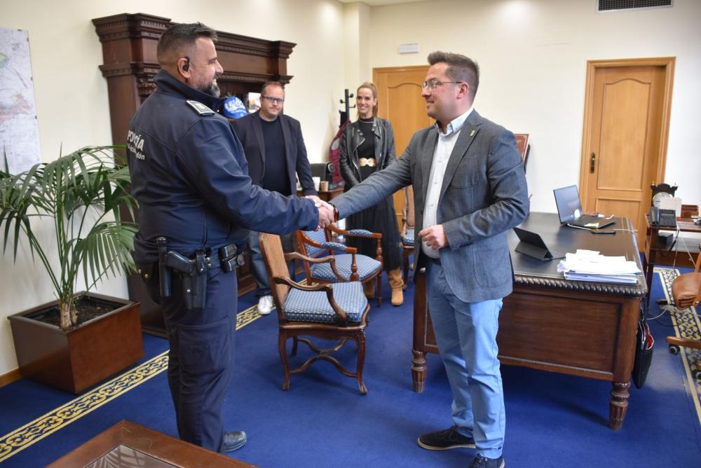  Imagen El Ayuntamiento de Villaviciosa de Odón recupera la figura del Agente Tutor cuyas funciones desarrollára el Policía Local, César Florido