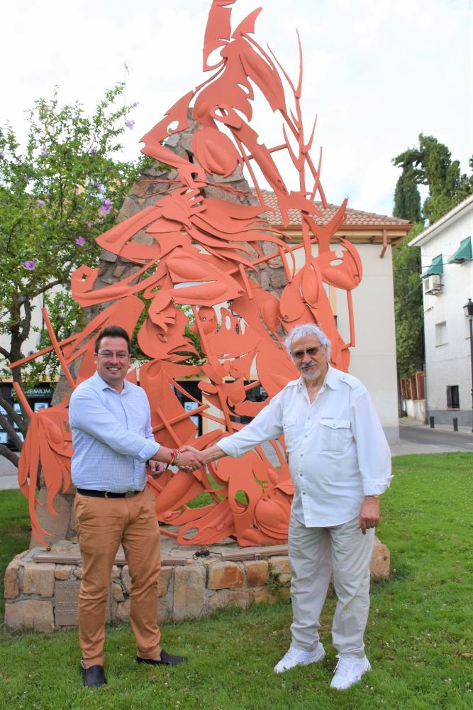  Imagen El afamado escultor, Mariano Yunta, agradece al alcalde la iniciativa de pintar la obra que tiene en Villaviciosa de Odón del color original por primera vez desde su creación