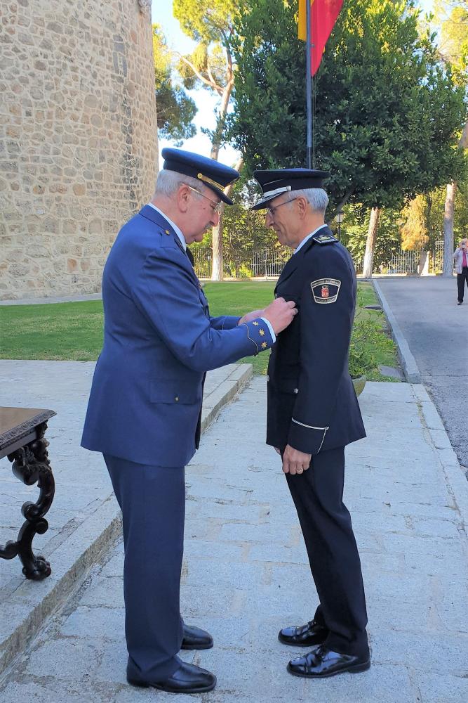 El Ejército del Aire distingue al Jefe de la Policía Local de Villaviciosa de Odón con la Cruz del Mérito Aeronáutico
