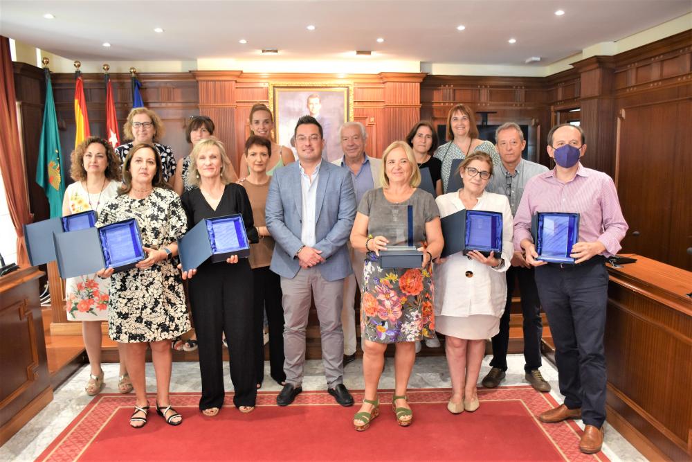 El Ayuntamiento de Villaviciosa de Odón homenajea a los profesores jubilados en 2021 y 2022 por sus años dedicados a la enseñanza