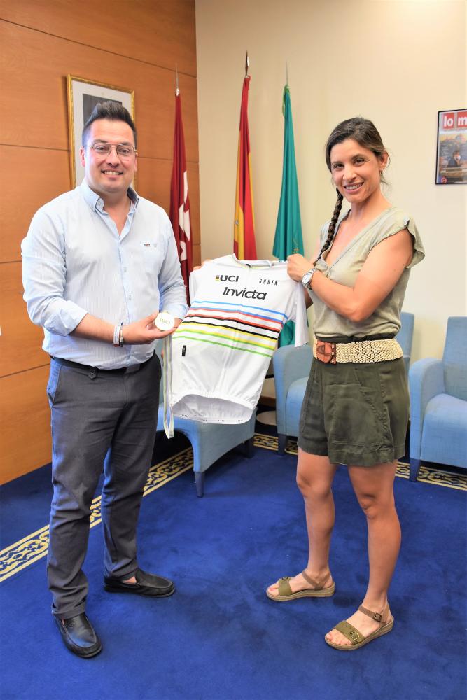  Imagen El alcalde recibe a nuestra vecina, Sandra Pastor, para felicitarla por su campeonato del Mundo de Mountain Bike máster 45