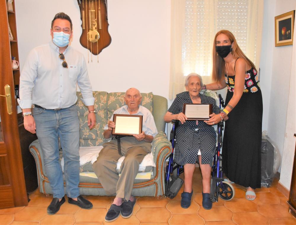  Imagen El Ayuntamiento homenajea a un matrimonio de vecinos que cumplen cien años