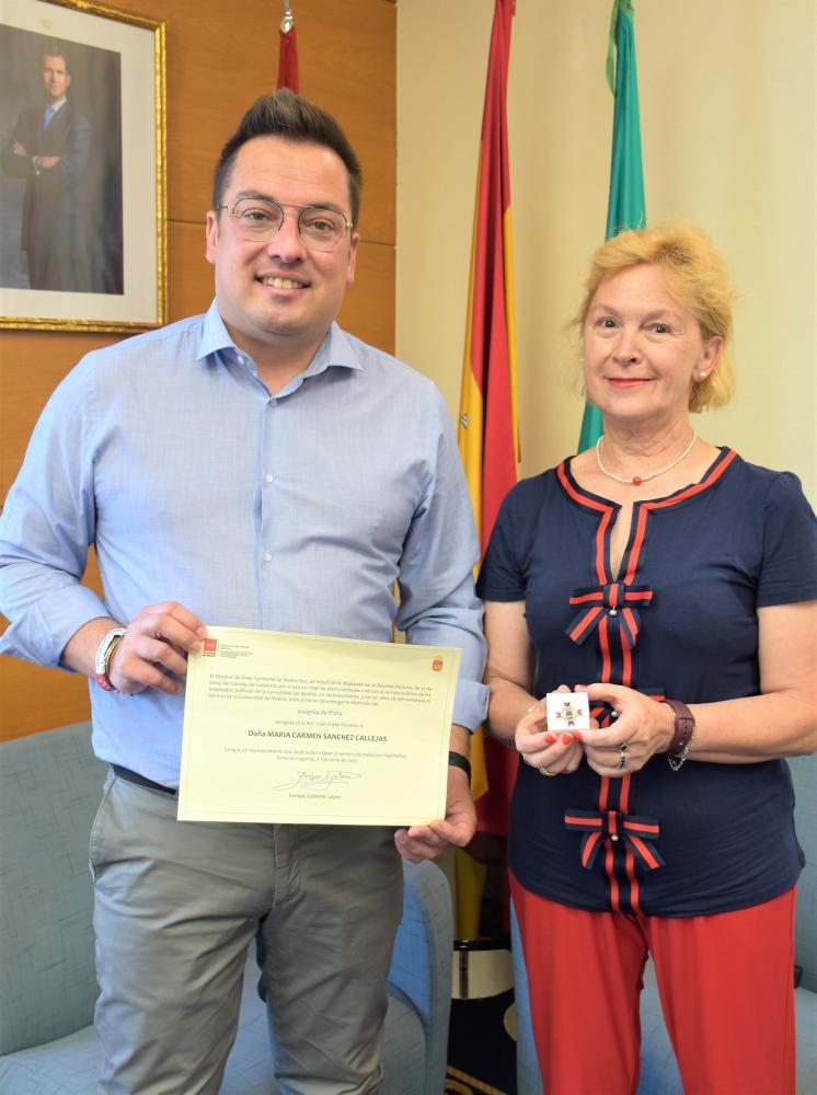  Imagen El alcalde recibe a Carmen Sánchez conserje del instituto Calatalifa a quien la Comunidad de Madrid le ha distinguido con la Insignia de Plata