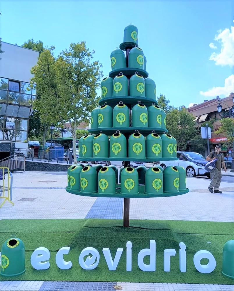 Un árbol de 4 metros formado por miniglús que sortearán entre los ciudadanos para concienciar sobre la importancia del reciclaje de envases de vidrio