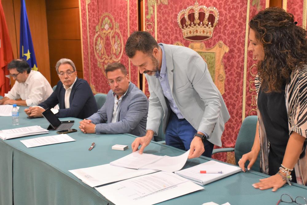  Imagen El alcalde, Raul Martín Galán, ha presidido la mesa de calificación y valoración de las ofertas presentadas por las cuatro empresas para la construcción de viviendas de protección pública